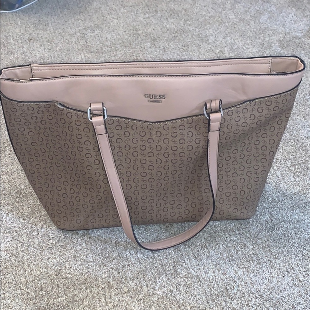 Medium/large GUESS purse 💗 LIMITED TIME SALE✨